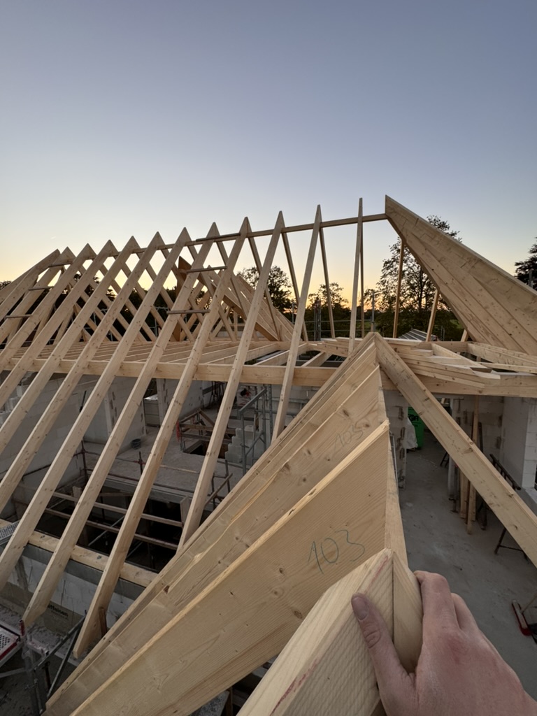Dachstuhl im Abendlicht